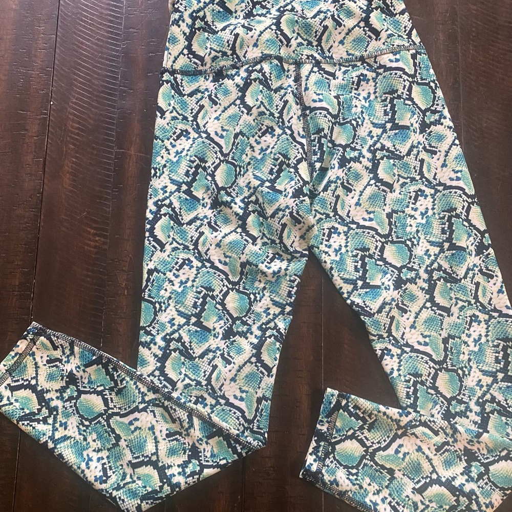 Jessica Simpson athletic work out pants snake skin pattern